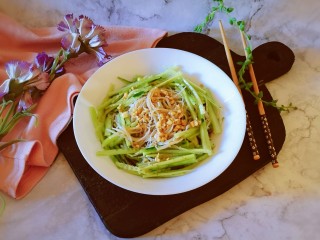 16、黄瓜凉拌金针菇,装盘上桌啦。