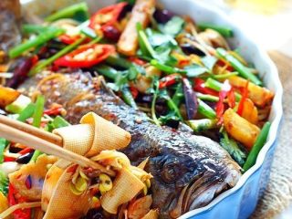 7、川香麻辣烤鱼：麻辣过瘾的豪华烤鱼,麻辣鲜香的川味烤鱼制作完成，配饭下酒都非常不错哦。