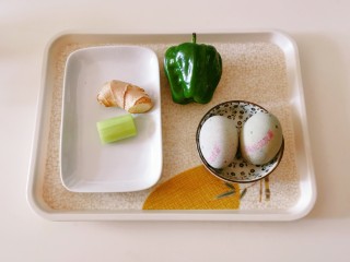 1、青椒皮蛋,食材准备好。