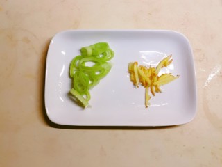 2、青椒皮蛋,葱切片，姜切丝。