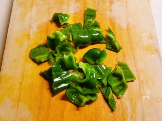 3、青椒皮蛋,青椒切块。