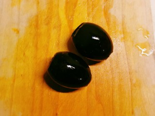 4、青椒皮蛋,皮蛋剥去外壳。