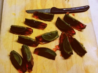 5、青椒皮蛋,先对半切开，再切成角。