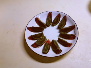 6、青椒皮蛋,摆入盘中。