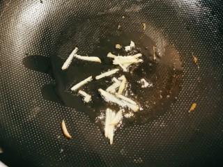 7、青椒皮蛋,起油锅，放入食用油，爆香姜丝。