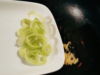 8、青椒皮蛋,放入葱片。