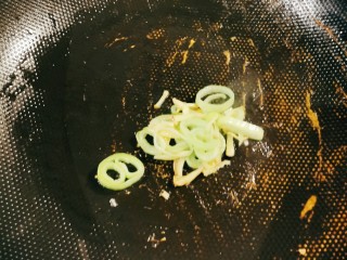 9、青椒皮蛋,翻炒出香味。