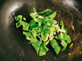 10、青椒皮蛋,放入青椒块翻炒断生。