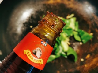 11、青椒皮蛋,倒入蚝油。