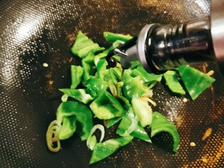 12、青椒皮蛋,倒入酱油和醋。