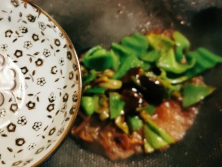 13、青椒皮蛋,加入2汤匙清水，翻炒出锅。