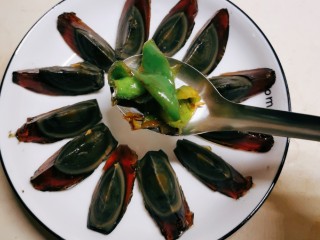 14、青椒皮蛋,将炒好的青椒倒入盘中。