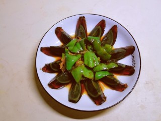 15、青椒皮蛋,连同汤汁一同倒入并稍加整理。