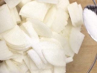 3、酸辣萝卜,加一勺盐