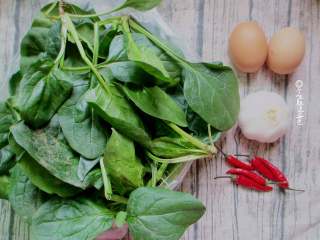 1、凉拌菠菜蛋皮,准备菠菜、鸡蛋、小米椒