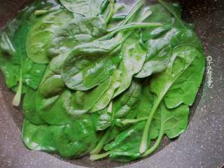 6、凉拌菠菜蛋皮,烧一锅开水下入菠菜汆烫一分钟
