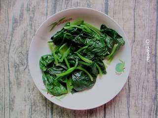 7、凉拌菠菜蛋皮,取出挤干水分