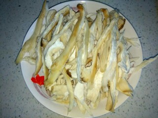 1、炝拌杏鲍菇,杏鲍菇手撕成丝