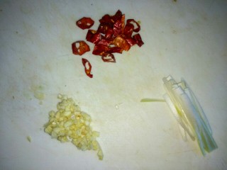 3、炝拌杏鲍菇,葱切碎，干红辣椒切小段，蒜切沫