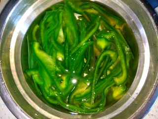 7、炝拌杏鲍菇,捞出放入冷水中