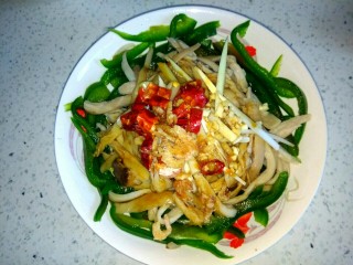 9、炝拌杏鲍菇,加入两勺生抽，一勺醋，一点点糖，适量盐