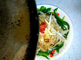 11、炝拌杏鲍菇,把花椒油浇到干红辣椒葱蒜上，发出“嗞拉”的响声，冒出香味