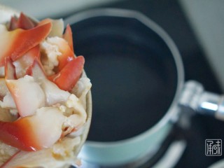 1、捞汁北极贝,1、&nbsp;将冷冻的北极贝，在室温下解冻后横切，焯熟。