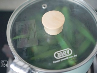 2、捞汁北极贝,2、&nbsp;焯熟秋葵。