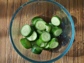 3、捞汁北极贝,3、将黄瓜切段。