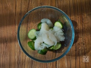 4、捞汁北极贝,4、准备好魔芋粉。