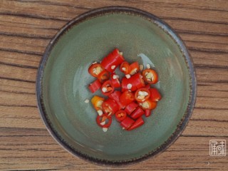 5、捞汁北极贝,5、接下来我们准备做成捞汁的酱汁,两个小米辣切段。