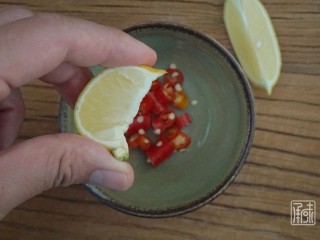 6、捞汁北极贝,6、加入半个柠檬的柠檬汁。