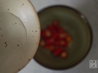 7、捞汁北极贝,7、加入少量白醋。