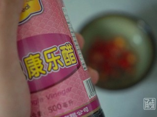 8、捞汁北极贝,8、加入康乐醋。