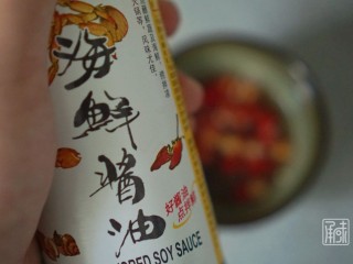 9、捞汁北极贝,9、加入海鲜酱油。