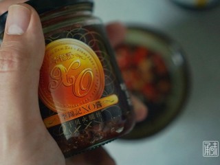 10、捞汁北极贝,10、加入XO酱。