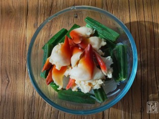 12、捞汁北极贝,12、&nbsp;在准备好的食材中加入焯熟切段的秋葵和北极贝。