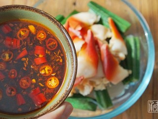 13、捞汁北极贝,13、加入刚刚调配好的酱汁。