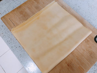 3、豆皮金针菇卷,准备好两大张豆皮。