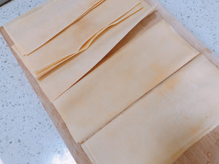 4、豆皮金针菇卷,把豆皮切成长方形的形状。