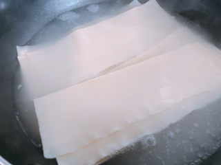 5、豆皮金针菇卷,锅内烧开水，把豆皮放入水里焯水。