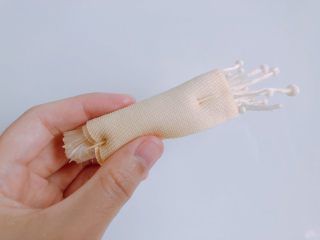 8、豆皮金针菇卷,就像这样就做好一个金针菇卷了。