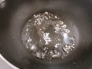 9、豆皮金针菇卷,锅内热油，放入蒜末爆香。