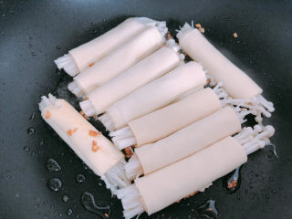 10、豆皮金针菇卷,放入卷好的豆皮金针菇卷。
