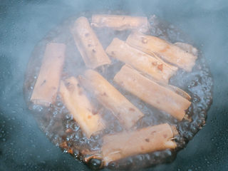 17、豆皮金针菇卷,倒入锅中，等待收汁。