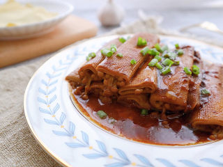 18、豆皮金针菇卷,收汁完全就可以起锅了，撒上一点葱花。