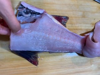 1、糖醋鲫鱼,鱼尾片开取出鱼骨