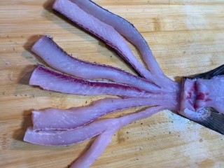 2、糖醋鲫鱼,如图改刀成这样