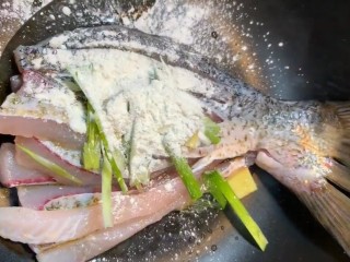 3、糖醋鲫鱼,放入盆中加姜，葱，料酒，少许盐，少许胡椒粉，一勺玉米淀粉