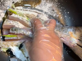 4、糖醋鲫鱼,抓拌均匀腌制十分钟